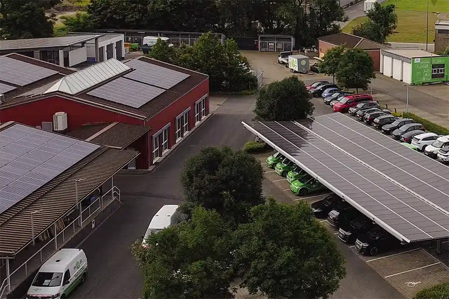 Luftaufnahme auf die medl PV-Anlagen auf den Dächern sowie das Solarcarport